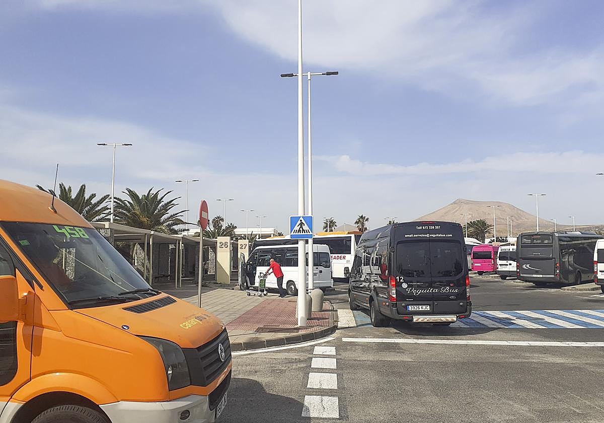 Guaguas en el estacionamiento específico en el aeropuerto.