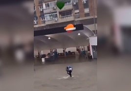 Imagen de Mansour salvando a una mujer durante las fuertes lluvias de este miércoles en Málaga.