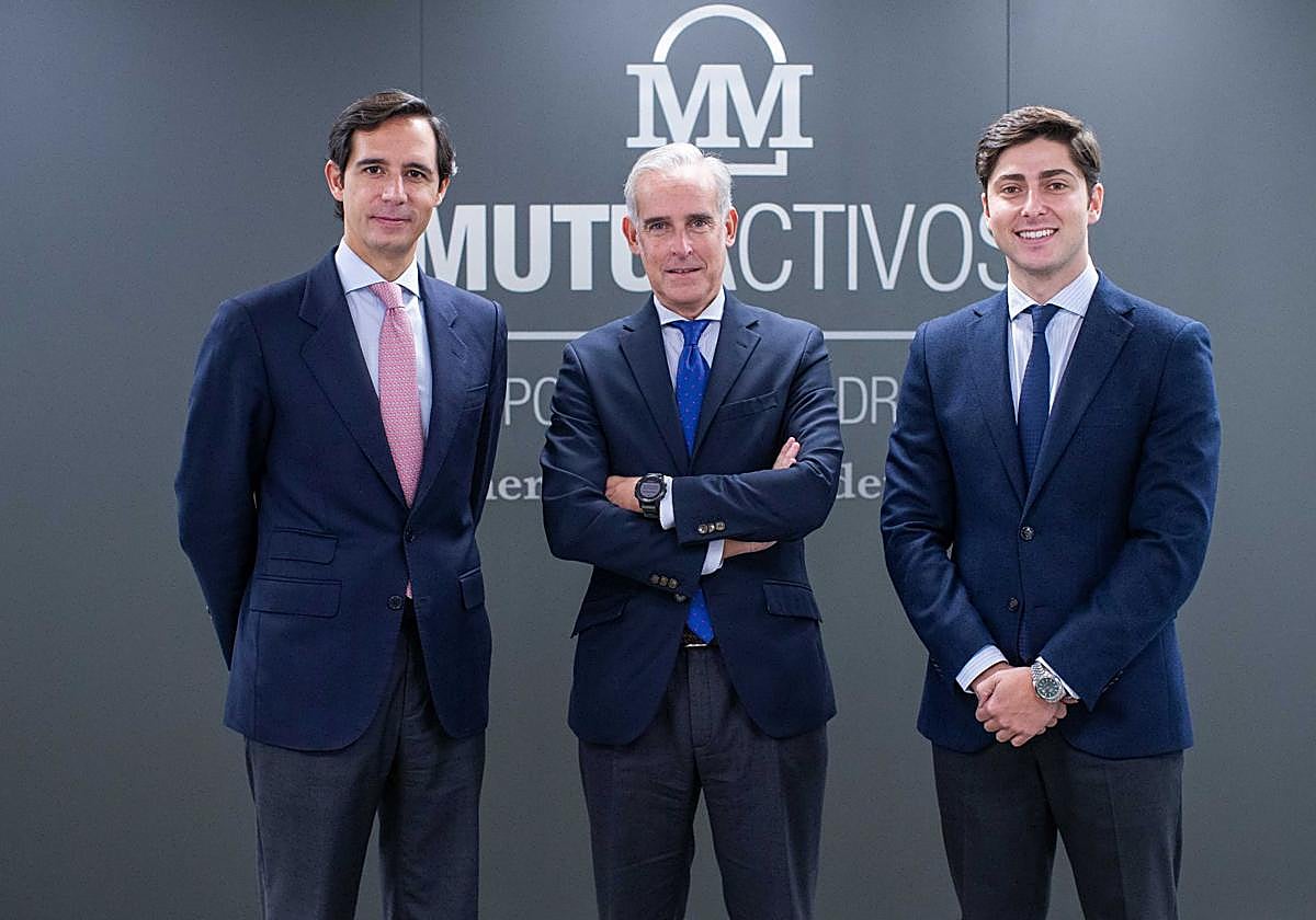 De izqda. a dcha: Alejandro Gervás, director comercial de Mutuactivos, Luis Ussia, presidente ejecutivo y consejero delegado, y Gonzalo Alcalde, responsable de la oficina de Las Palmas de Gran Canaria.