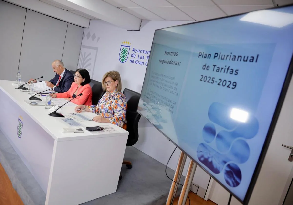 Francisco Hernández Spínola, Carolina Darias e Inmaculada Medina, en la presentación de las nuevas tarifas del agua de Las Palmas de Gran Canaria.