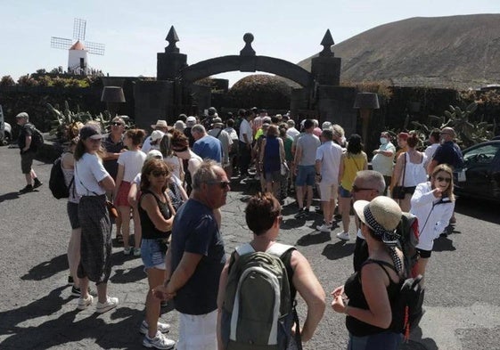 Turistas accediendo al Jardín de Cactus.