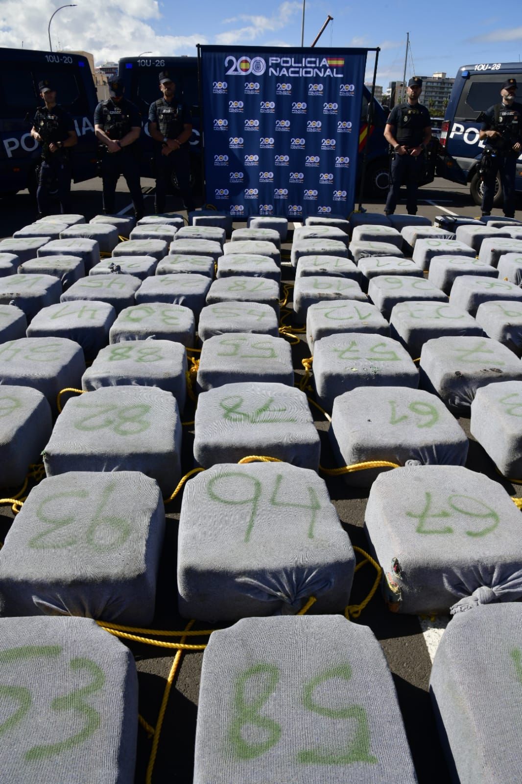 Imágenes de la mercancía incautada por la Policía Nacional a 500 millas de las islas