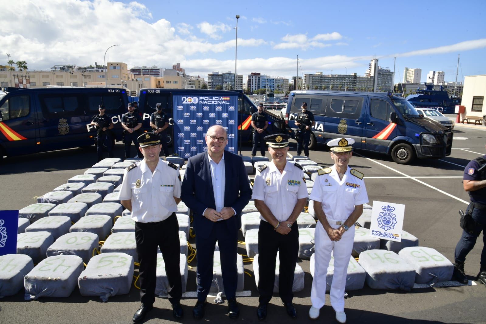 Imágenes de la mercancía incautada por la Policía Nacional a 500 millas de las islas