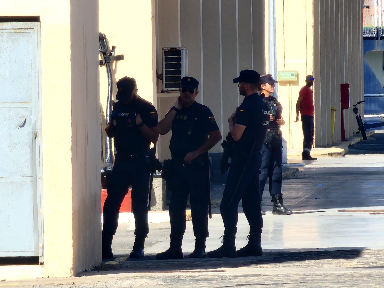 Imágenes de la mercancía incautada por la Policía Nacional a 500 millas de las islas