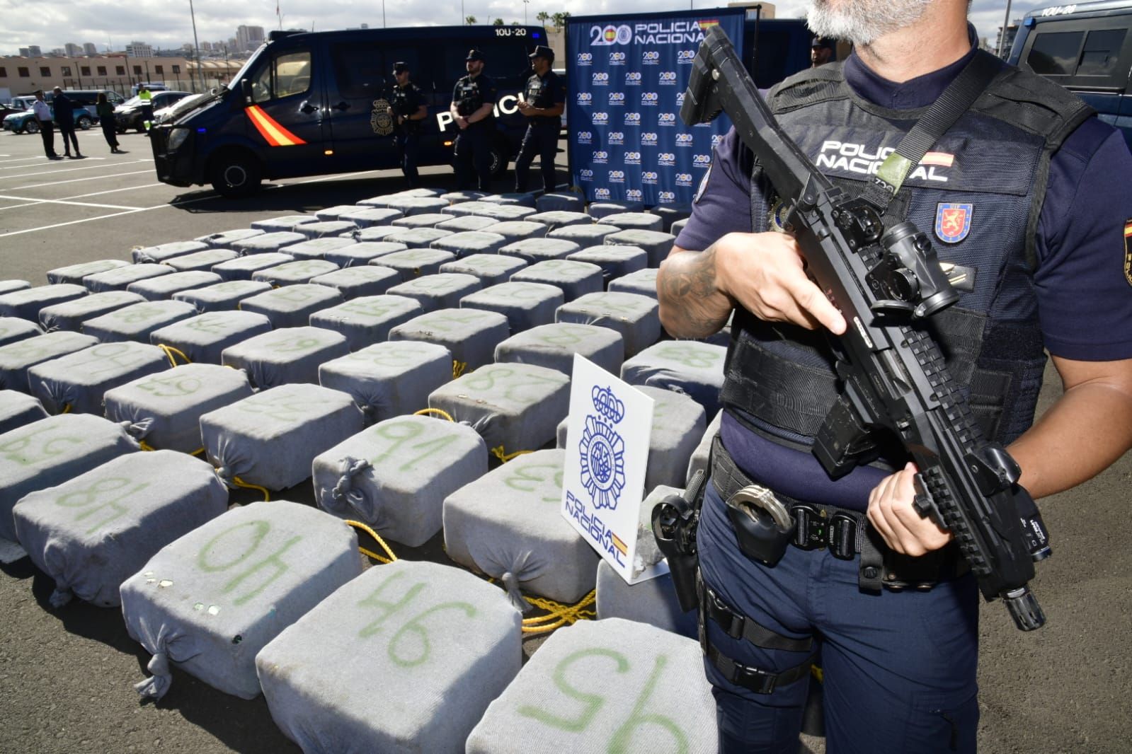 Imágenes de la mercancía incautada por la Policía Nacional a 500 millas de las islas