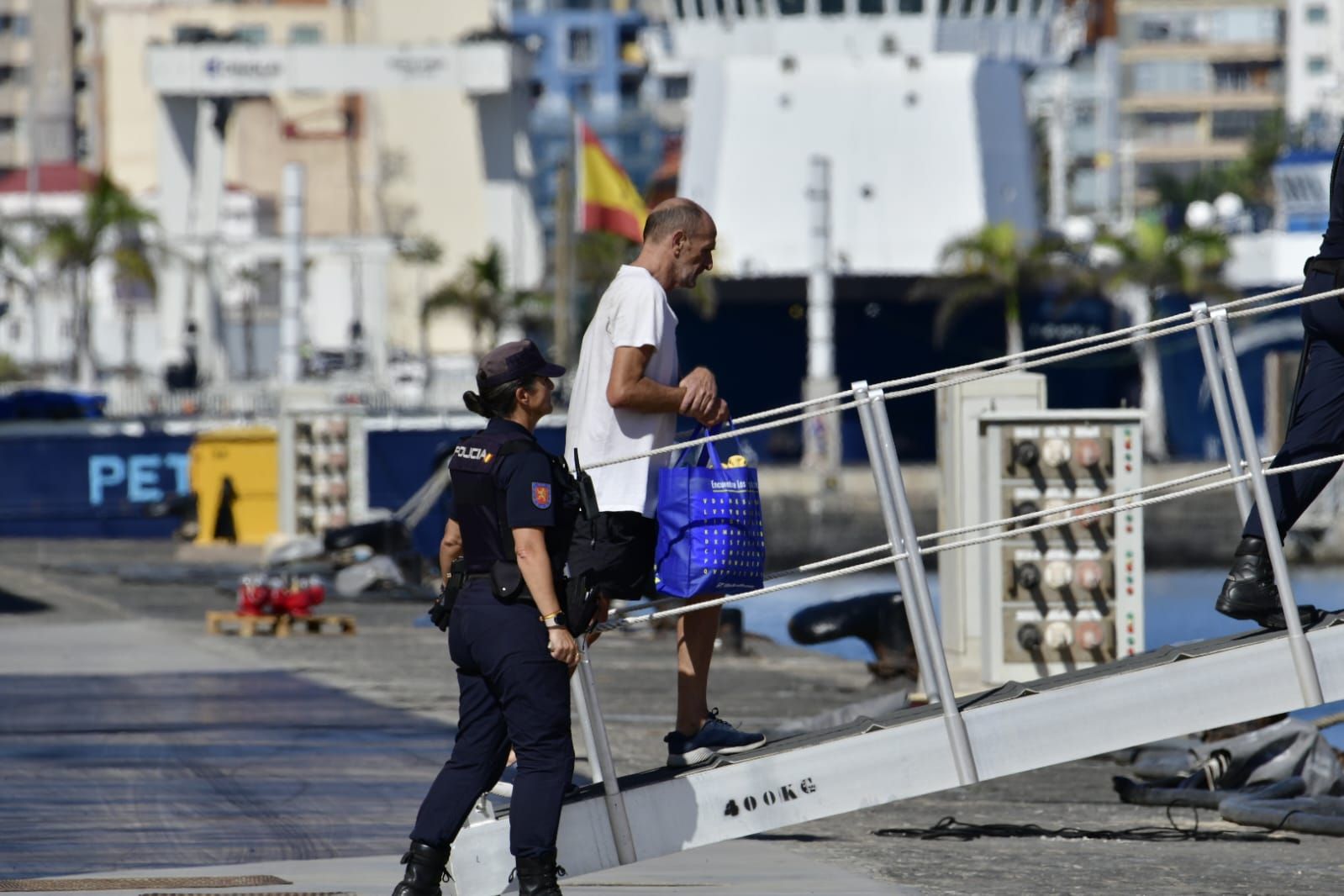Imágenes de la mercancía incautada por la Policía Nacional a 500 millas de las islas