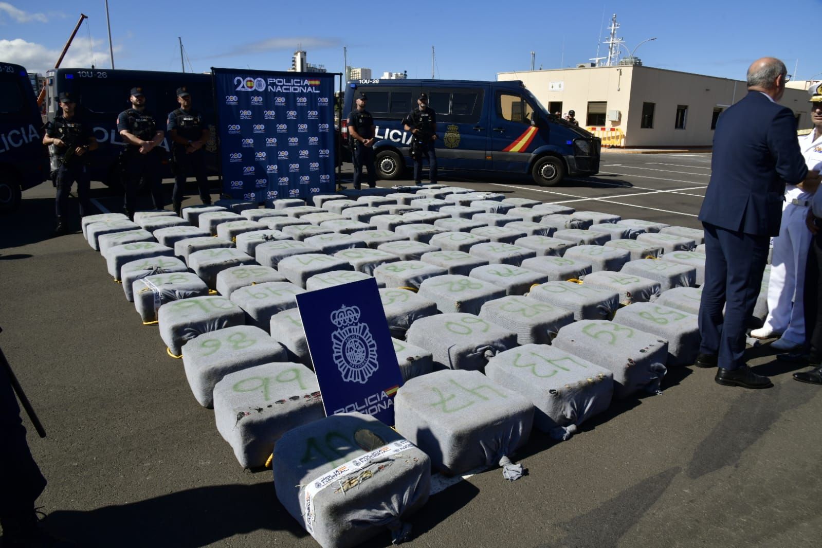 Imágenes de la mercancía incautada por la Policía Nacional a 500 millas de las islas