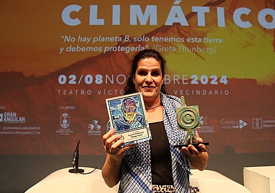 Estela Lola Cedrún, con los dos reconocimientos obtenidos en la 20ª edición de SREC.