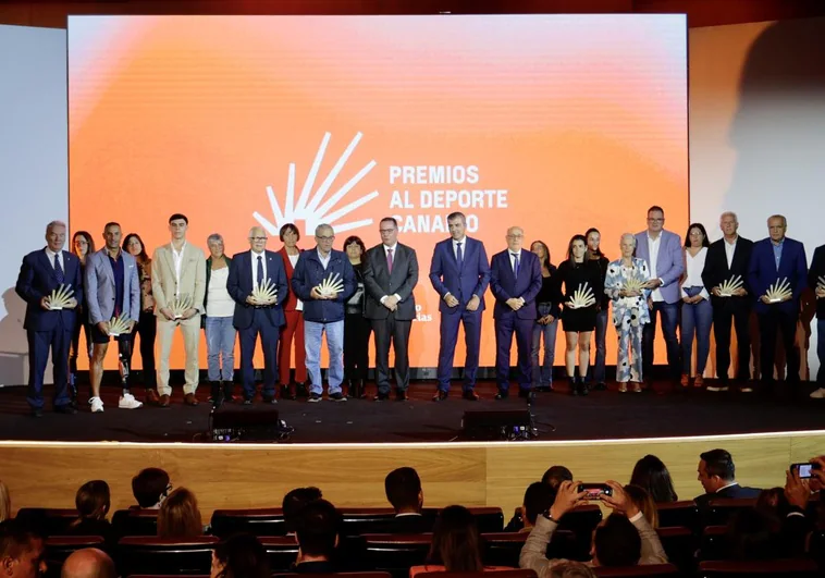 Foto de familia en la entrega de los premios al deporte canario 2024.