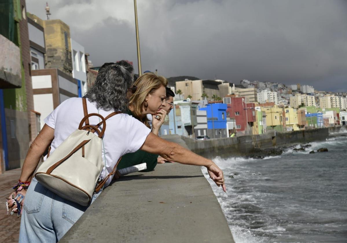 Una vecina explica a los políticos de Coalición Canaria el peligro del paseo del Barrio Marinero de San Cristóbal.