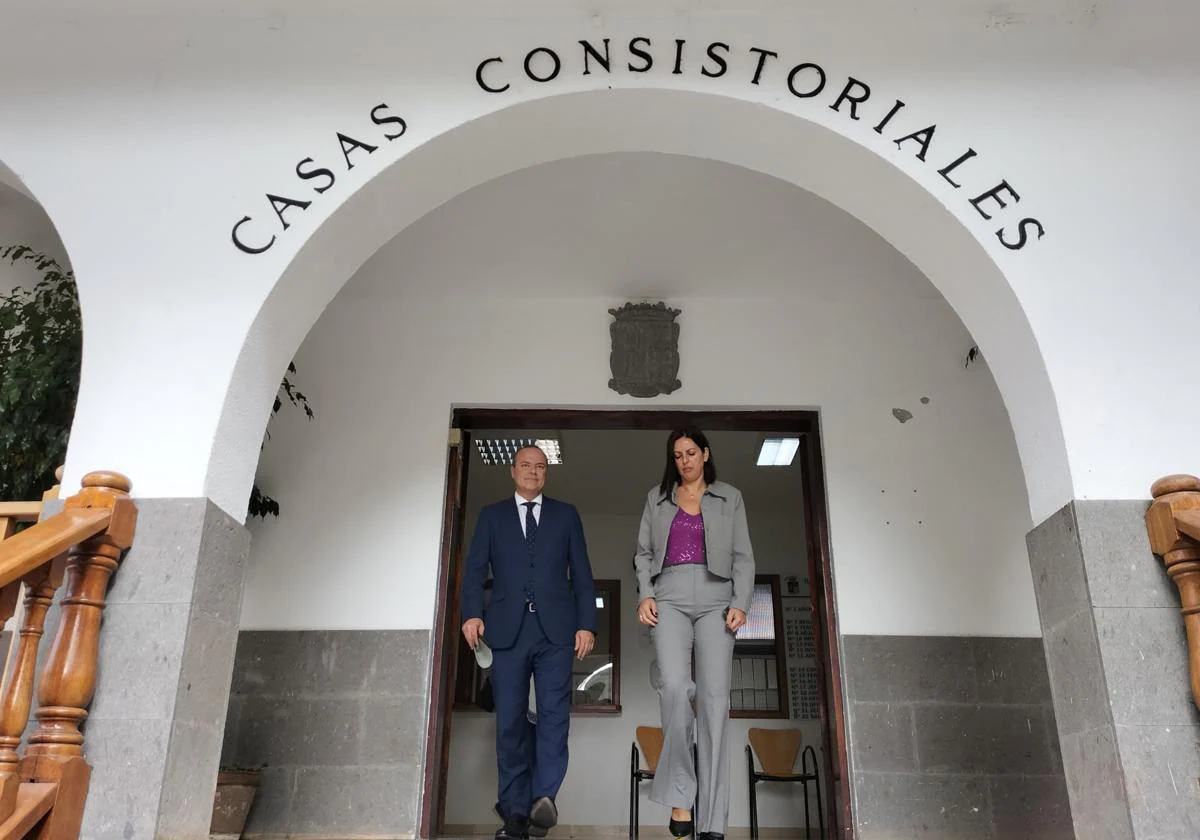 Augusto Hidalgo y Davinia Falcón en las oficinas municipales de San Mateo.