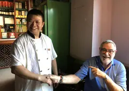 Con el chef propietario del Da San Yuan en Chongqing