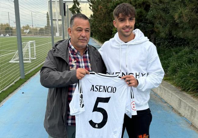 Asencio con Sixto Alfonso, el ojeador del Real Madrid que lo captó para Valdebebas.