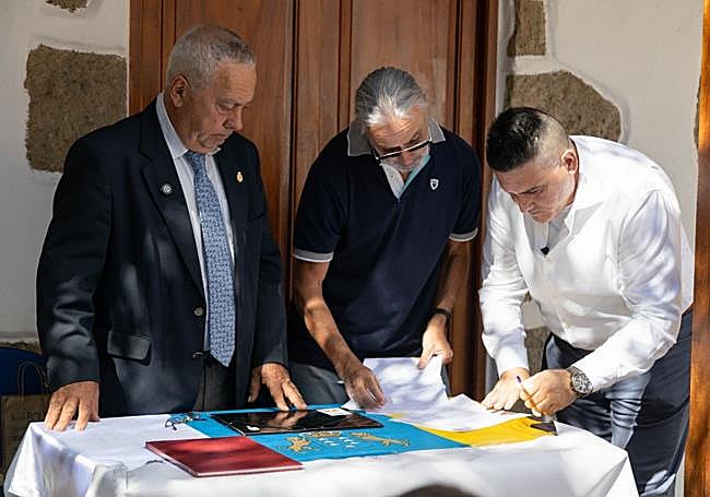 El presidente, en la protocolaria firma de documentos.