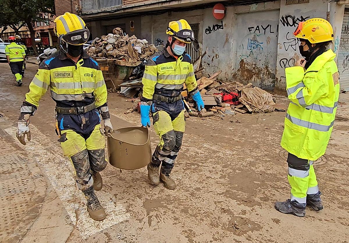 Parte del equipo canario inmerso en las tareas en las calles de Alfafar.