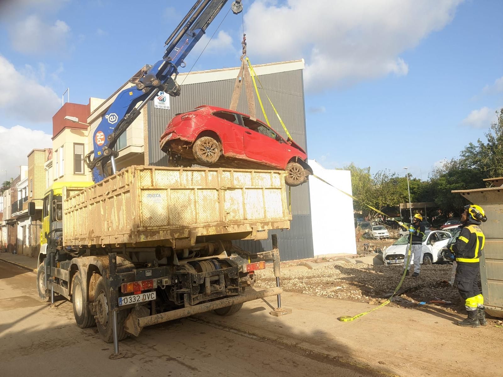 Imagen principal - El último relevo de efectivos se incorpora este sábado al operativo canario desplegado en Valencia