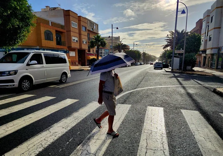 Algunas gotas de lluvia despertaron Vecindario, en Gran Canaria.