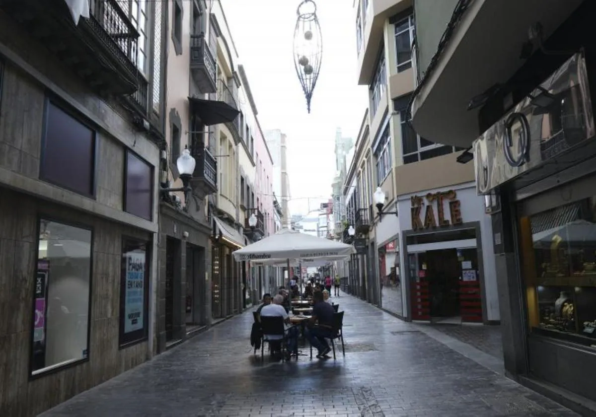 Imagen de la calle Cano con algunas terrazas.