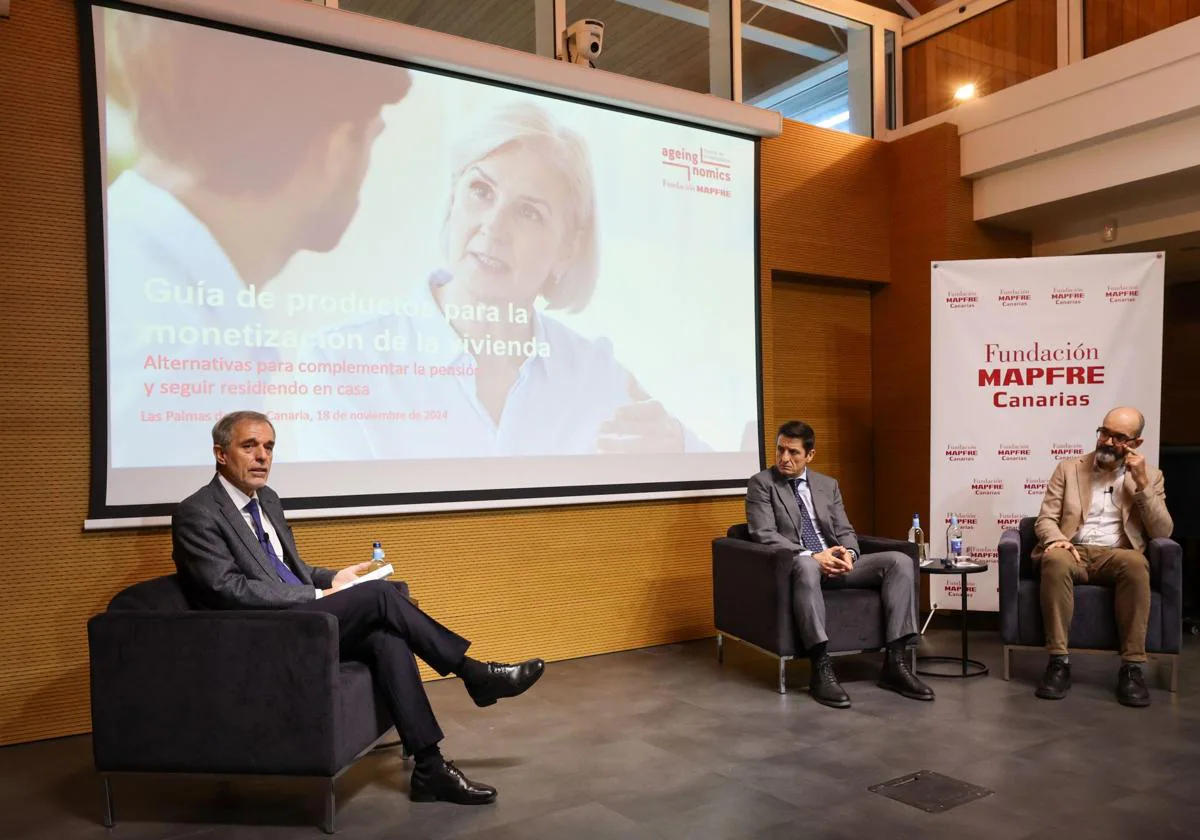 Juan Fernández Palacios (i), y los autores de la guía, Juan Ángel Lafuente (c), y Pedro Serrano (d), durante la presentación.