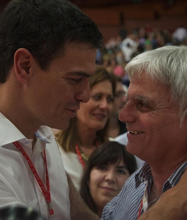 Imagen secundaria 2 - En la imagen superior, José Miguel Pérez es elegido secretario general. En las inferiores, junto a Paulino Rivero (i) y Pedro Sánchez (d).