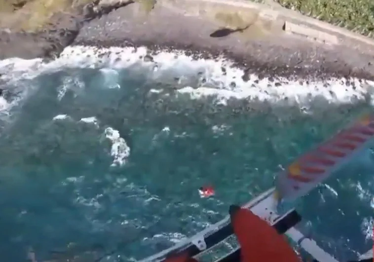 Imagen del rescate en la playa de Martín Luis de Puntallana (La Palma).