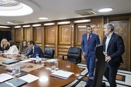 El presidente de Canarias, Fernando Clavijo (CC), junto al vicepresidente del Gobierno, Manuel Domínguez (PP) este lunes.