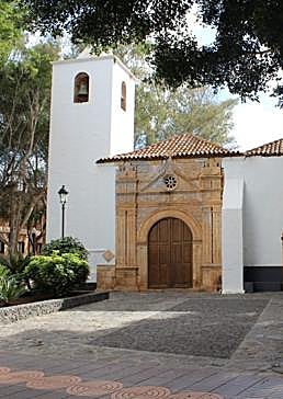 Imagen - Arriba, plaza de la iglesia de Pájara, donde se celebra la feria durante dos días. Abajo, cartel de la tercera edición de la muestra.