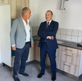 El alcalde de Teror, Sergio Nuez, y Augusto Hidalgo en la vivienda de tránsito de Miraflor.