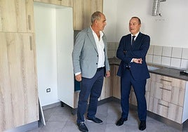 El alcalde de Teror, Sergio Nuez, y Augusto Hidalgo en la vivienda de tránsito de Miraflor.