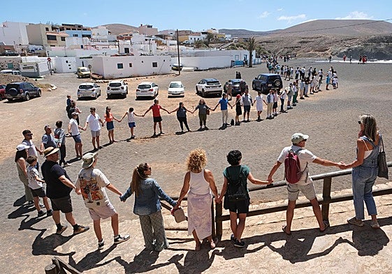 Cadena humana en contra de los sondeos de tierras raras en Ajuy, en el municipio de Pájara.