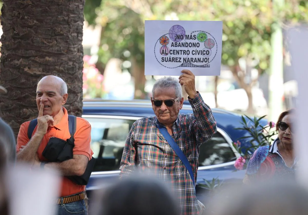 Un manifestante porta una cartela reinvidicativa durante la concentración de este martes en Arenales.