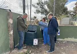 Eetrega de una compostadora en el CEIP Trapiche.