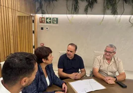 Imagen de la reunión de varios concejales del Consistorio de Guía con Minerva Alonso.