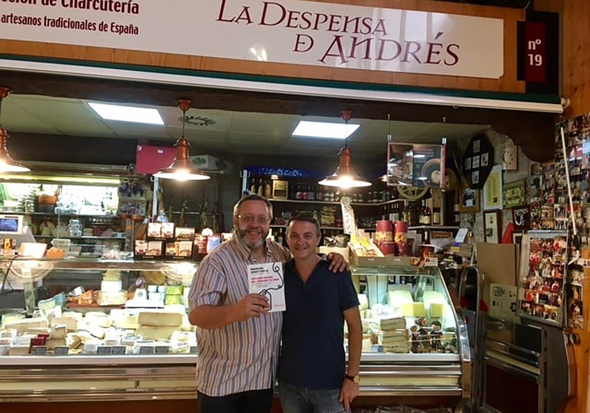 Manuel Amat, de negro, con el dueño de La despensa de Andrés.