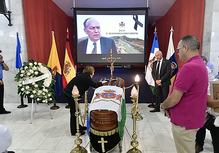 El féretro de Severiano Luján en Artenara, con su fotografía al fondo.
