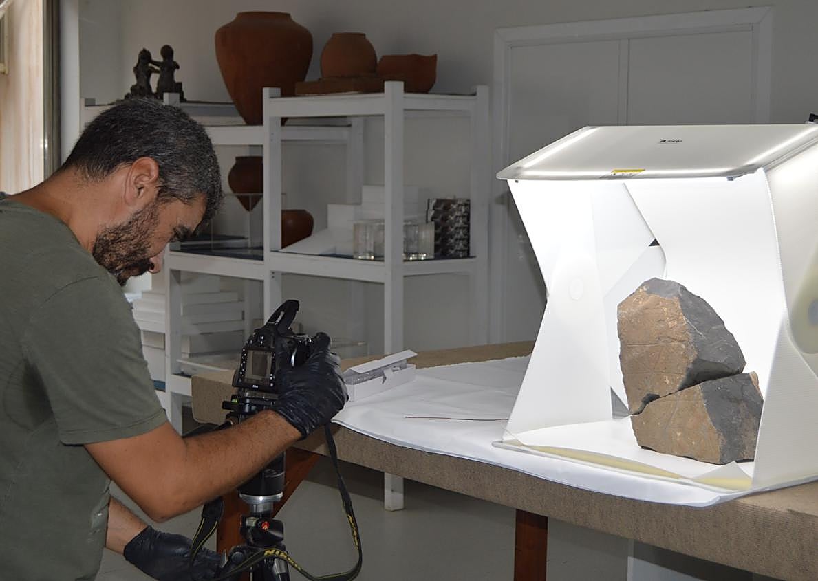 Imagen secundaria 1 - Podomorfos y damero, de distintas épocas históricas, ejemplos de los fondos de grabados en piedra del MAF.