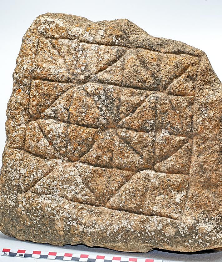 Imagen secundaria 2 - Podomorfos y damero, de distintas épocas históricas, ejemplos de los fondos de grabados en piedra del MAF.