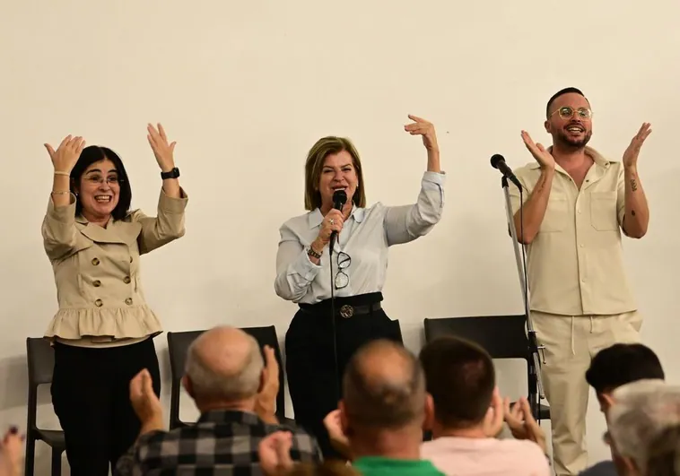 Carolina Darias, Inmaculada Medina y Josué Quevedo, en la asamblea con los grupos del carnaval de Las Palmas de Gran Canaria celebrada en la noche de este viernes.