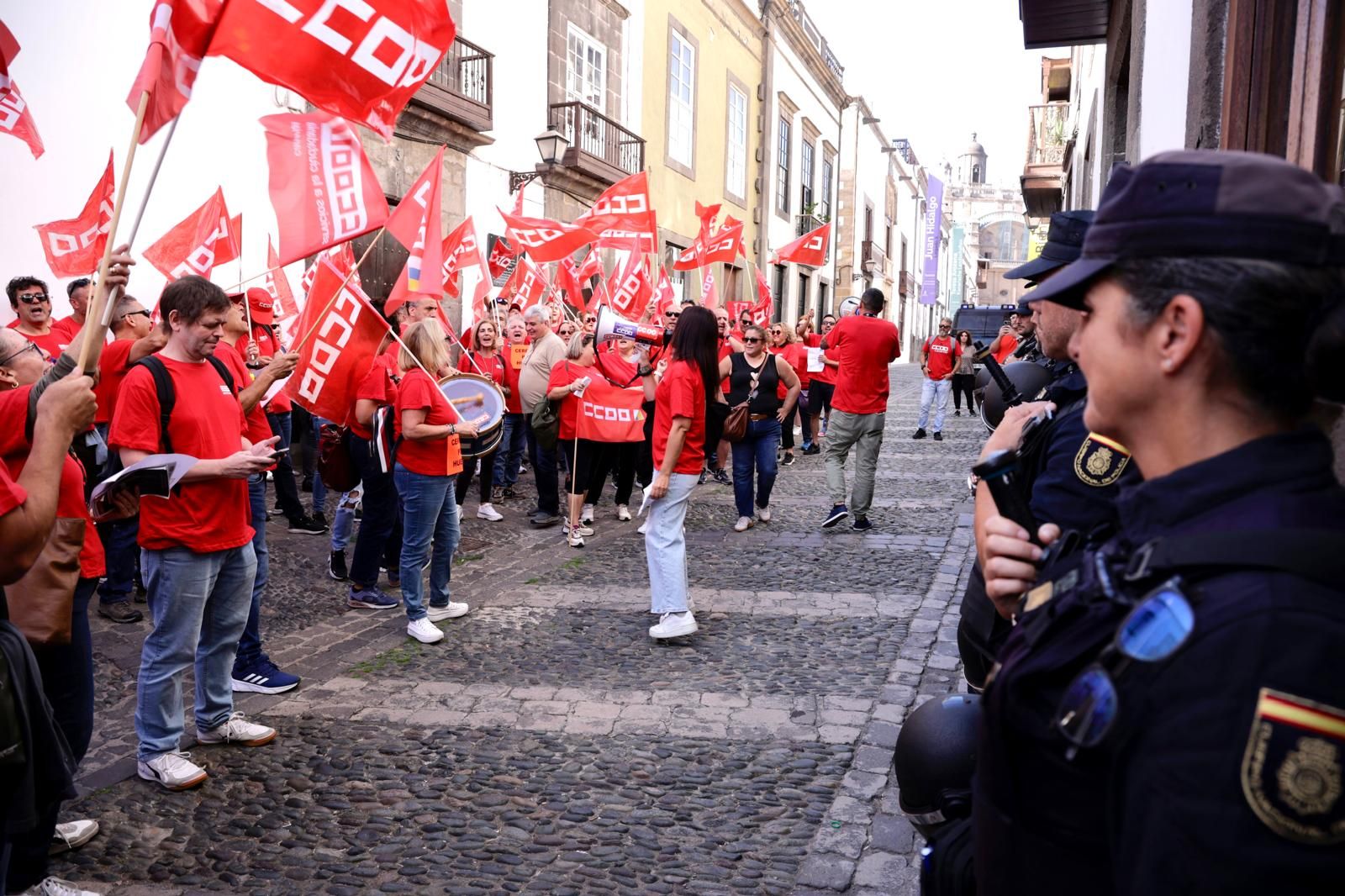 Las imágenes de la manifestación de CCOO ante la sede de la FEHT