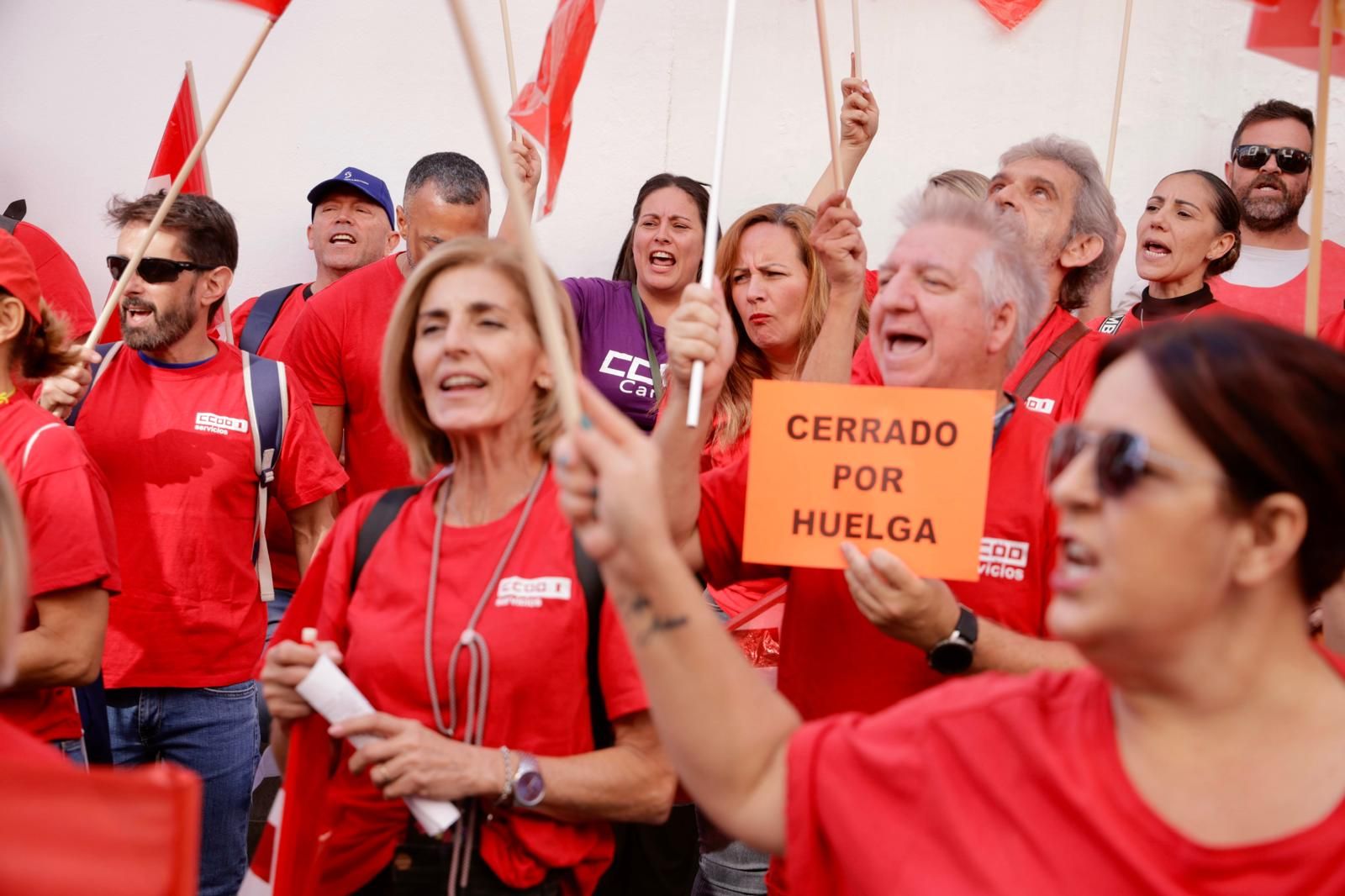 Las imágenes de la manifestación de CCOO ante la sede de la FEHT