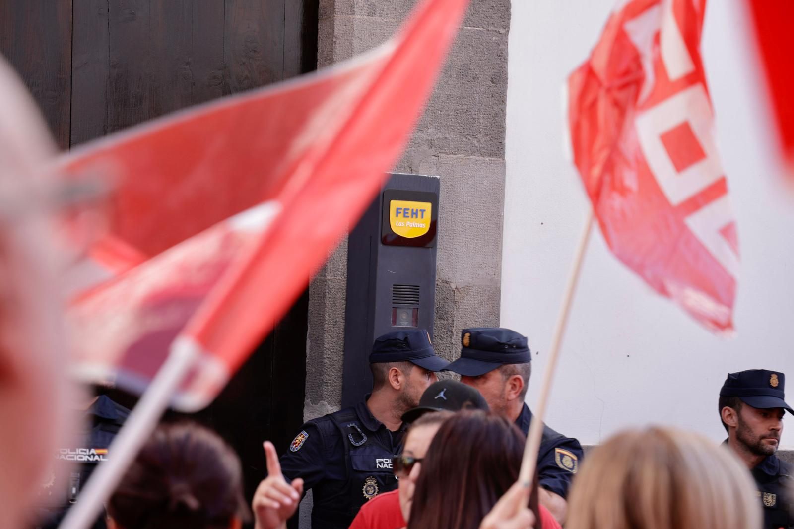 Las imágenes de la manifestación de CCOO ante la sede de la FEHT