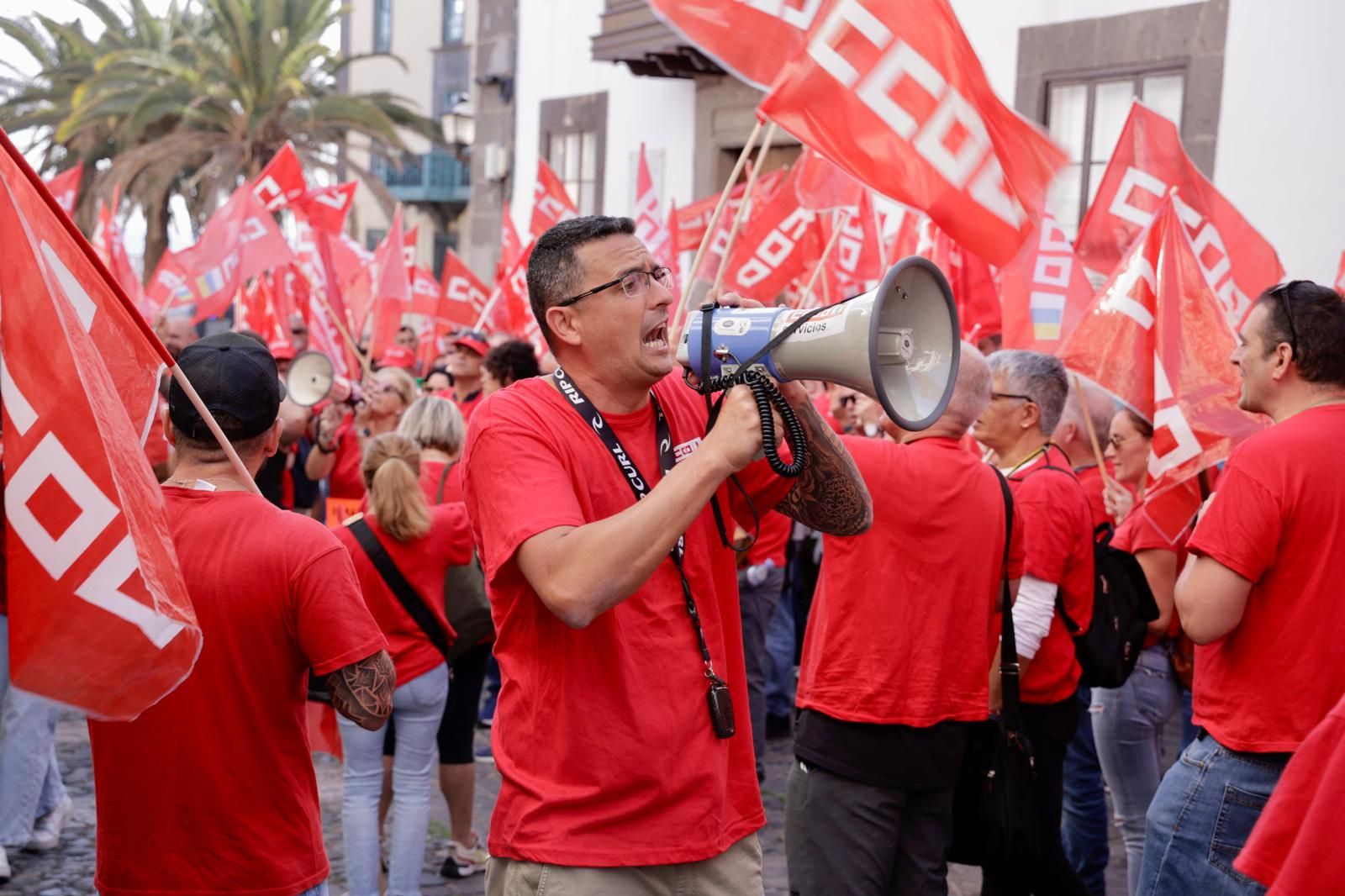 Las imágenes de la manifestación de CCOO ante la sede de la FEHT