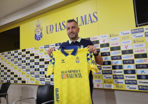 Diego Martínez posa con la camiseta especial con la que el equipo saltará al campo este sábado frente al Mallorca. Una indumentaria en apoyo a los damnificados por la reciente de DANA de Valencia.