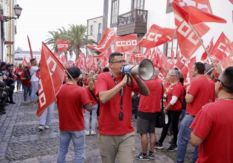 Manifestantes a las puertas de la Federación de Empresarios de Hostelería y Turismo (FEHT) en la capital grancanaria.