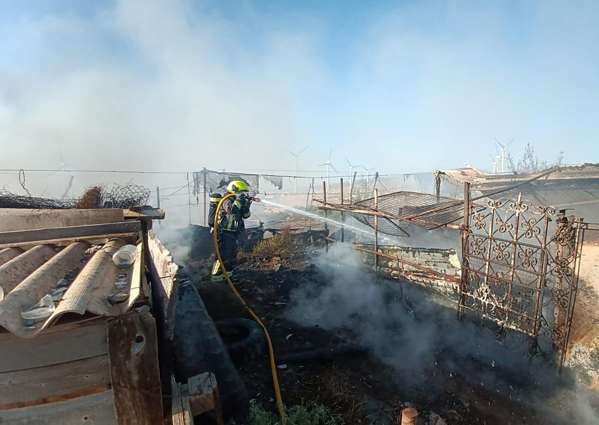 Imagen secundaria 1 - Se incendia una zona de invernaderos cercana al polígono de Arinaga