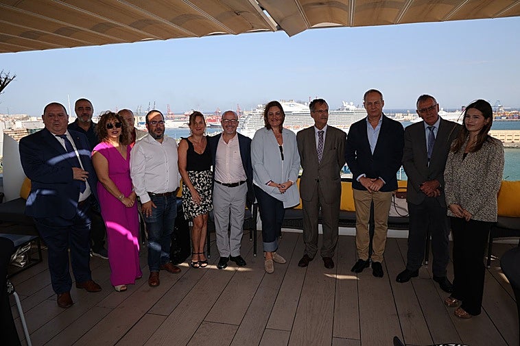 El presidente de Oneport, José Mayor, entre la presidenta, , Beatriz Calzada y el director, Francisco Trujillo.