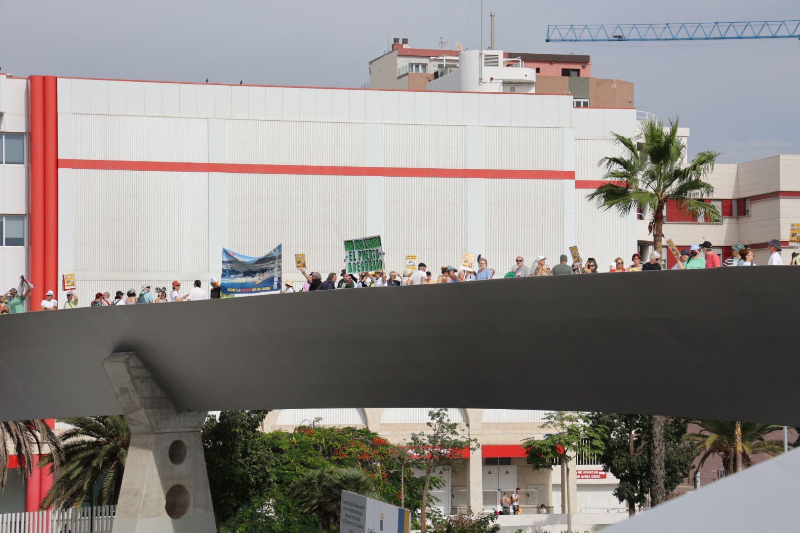 Las imágenes de la protesta contra la planta de gas en el Puerto de Las Palmas