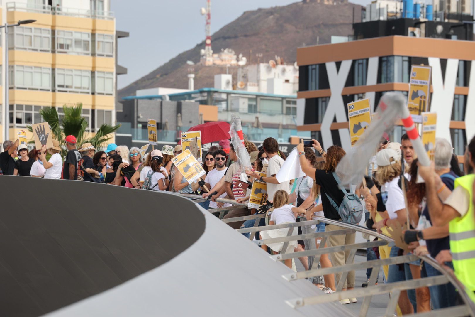 Las imágenes de la protesta contra la planta de gas en el Puerto de Las Palmas
