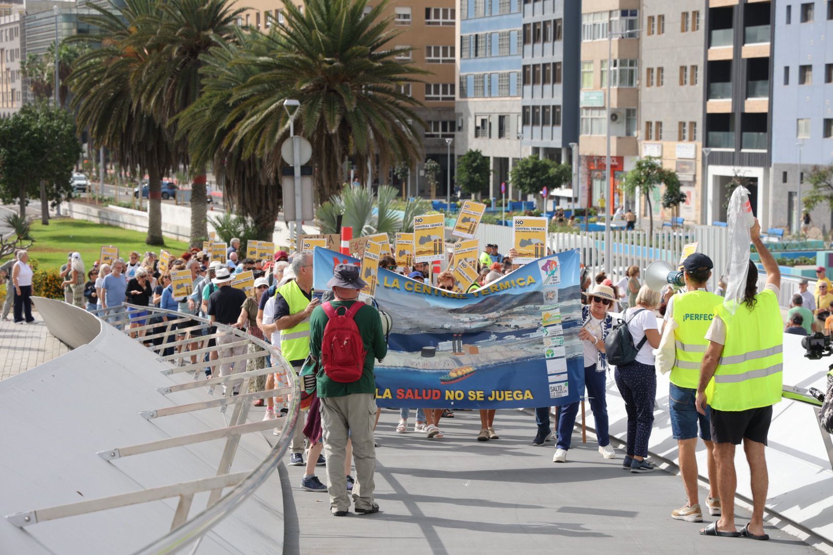 Las imágenes de la protesta contra la planta de gas en el Puerto de Las Palmas