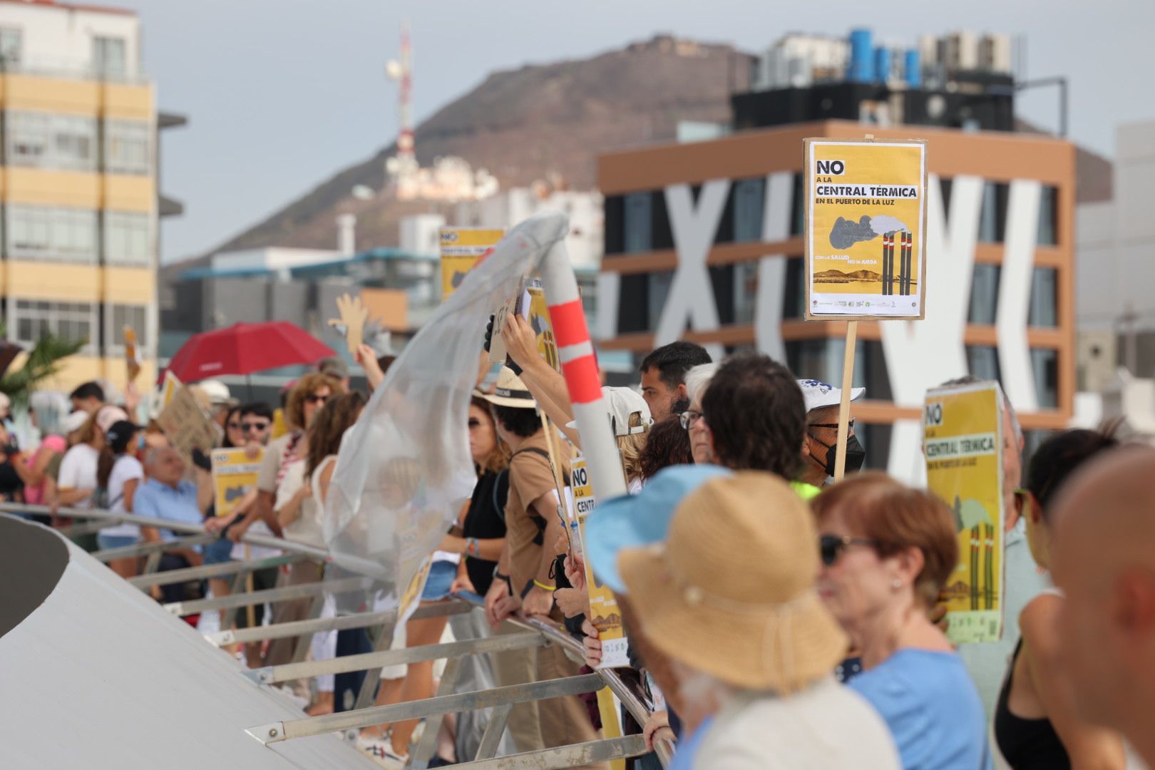 Las imágenes de la protesta contra la planta de gas en el Puerto de Las Palmas